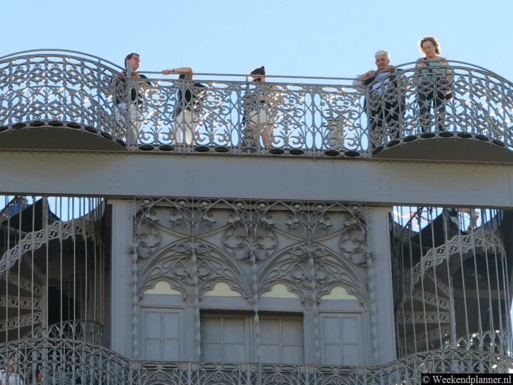 Op de Santa Justa Lift heb je een mooi uitzicht op Lissabon. Je kunt de groene kaartjes voor het openbaar vervoer als toegangskaartje gebruiken. Tip: Plaatsen met een mooi uitzicht over Lissabon.